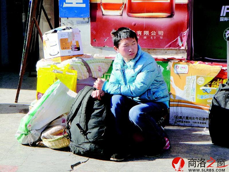 一個人，一堆行李。他看上去還是一個稚氣未脫的孩子