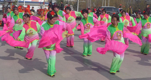 民間藝術(shù)表演活動(dòng)在望江樓廣場(chǎng)進(jìn)行文藝演出