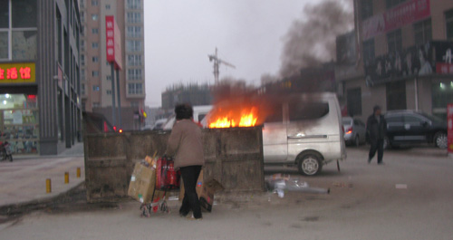 垃圾箱里焚燒垃圾 影響城市環(huán)境衛(wèi)生 望關(guān)注