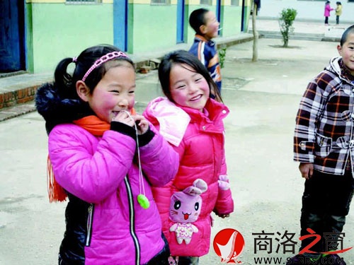 課間孩子們在一起玩耍時才有的純真笑容