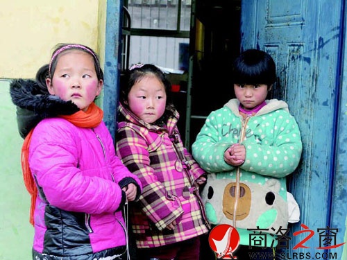 放學(xué)后三個寄宿的孩子倚在宿舍門口