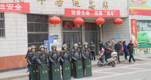 武警商洛支隊(duì)出動(dòng)尖兵擔(dān)負(fù)重點(diǎn)區(qū)域的裝巡邏及機(jī)動(dòng)備勤