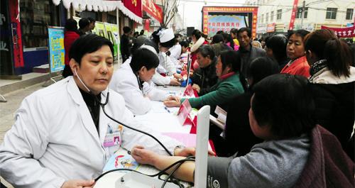 洛南縣“三下鄉(xiāng)”惠民示范活動在古城新街舉行