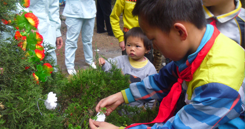 兒童福利院學(xué)生到烈士陵園開展清明節(jié)掃墓活動