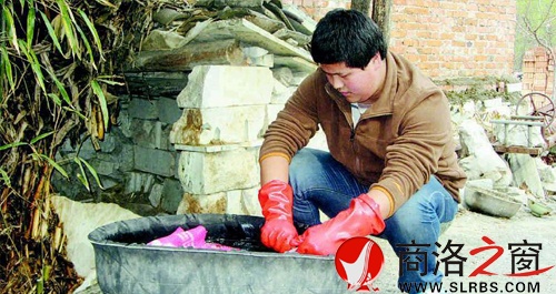 趁著母親休息的時候，文忠趕緊洗尿布。