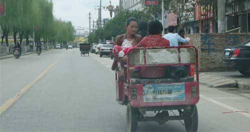 年輕媽媽，這車你也敢坐嗎？