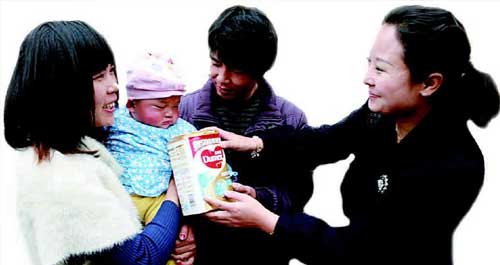 我市數(shù)千嬰幼兒得到免費奶粉