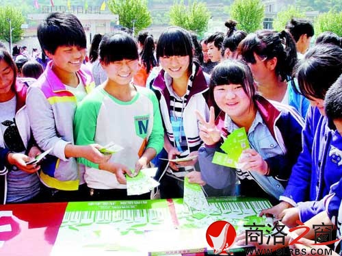 4月30日，“綠書簽行動2014”系列宣傳活動給丹鳳縣資峪鎮(zhèn)九年制學校捐贈價值2萬余元的圖書