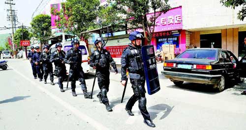 我市公安機關(guān)開展街面武裝巡邏