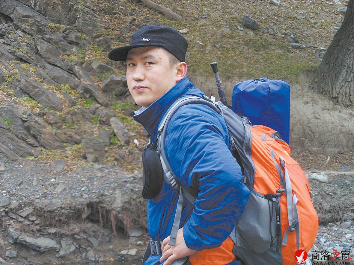 魯力宏，1975年6月生于商州，1993年入伍，2001轉(zhuǎn)業(yè)到地方晚報(bào)從事新聞工作，現(xiàn)為新疆都市報(bào)廣告總監(jiān)，負(fù)責(zé)新時(shí)尚娛樂(lè)專(zhuān)刊。