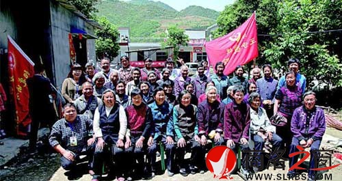 愛心的哥和留守母親合影