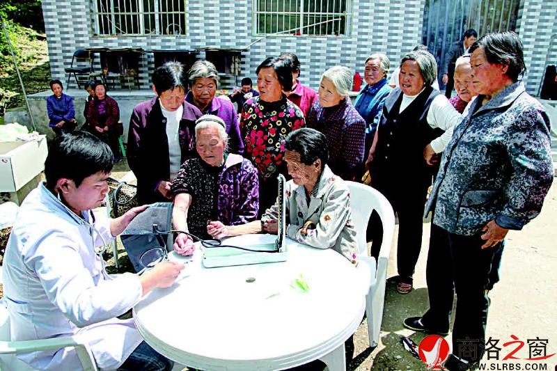 &ldquo;陽光的哥愛心聯盟&rdquo;邀請的醫(yī)療專家給留守母親檢查身體