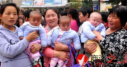 一胎產(chǎn)下三男嬰 農(nóng)民家庭又喜又憂(yōu)