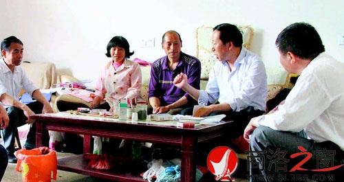 社長何鄧在包扶的貧困戶王順學(xué)家結(jié)親扶貧   （趙有良 攝）