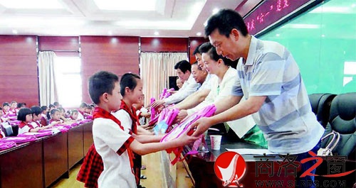 市慈善協(xié)會(huì)、市關(guān)工委等共籌集資金5萬(wàn)余元向商洛市小學(xué)2975名學(xué)生每人贈(zèng)送學(xué)習(xí)用品一份