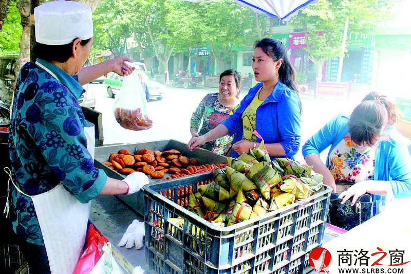 5月27日一早，前往老馬家食府購(gòu)買粽子和油糕的食客絡(luò)繹不絕。