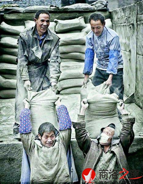 苦、累、臟以及與灰塵相伴是水泥裝卸工的工作環(huán)境，協(xié)作又是必備精神。