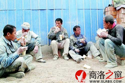 兩個饅頭、幾根油條，蹲在工地的某個角落就是一頓飯了。