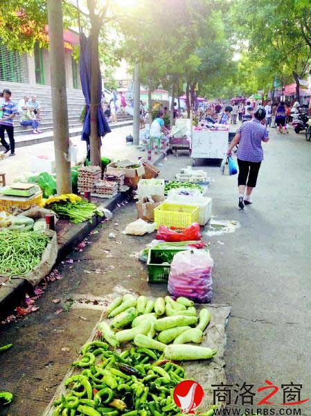 攤點(diǎn)擺上主車(chē)道