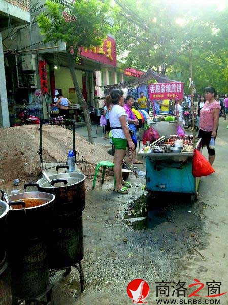 建筑材料與攤點(diǎn)爭(zhēng)道