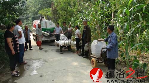 商南縣青山鎮(zhèn)免費(fèi)為嚴(yán)重缺生活用水的群眾送水