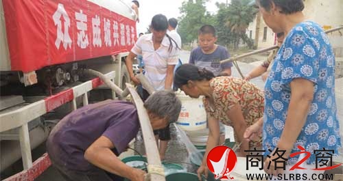 小嶺鎮(zhèn)的送水車正在為李砭村村民送水