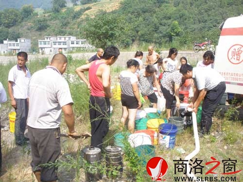 送水車在孤山坪村上坪組分水現(xiàn)場(chǎng)。