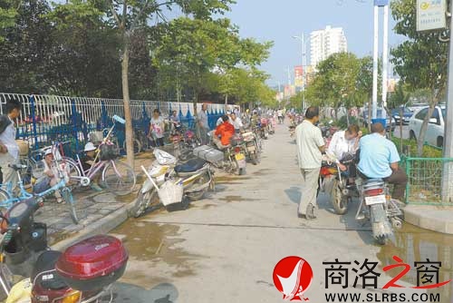 整頓前，務工人員集中在馬路上。