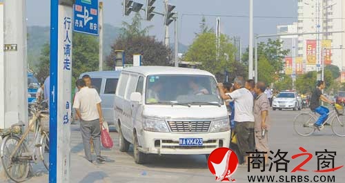 整頓前，來了一個雇主，務工者蜂擁而上，堵了交通，安全也沒有保障。