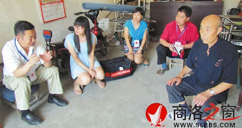 中華骨髓庫工作人員深入張瀟家中了解情況