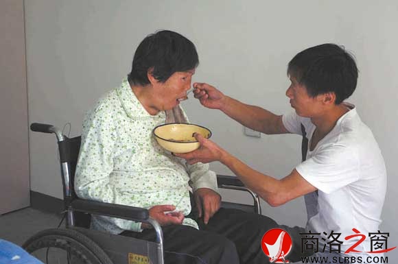 給母親喂飯