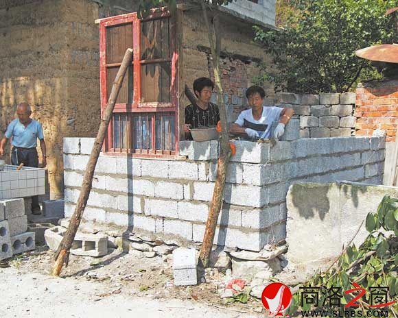 修建烤火房，讓母親安全過(guò)冬。