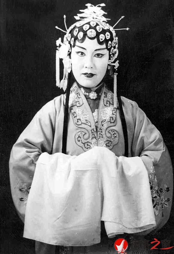 1978 年，敬素貞在二黃《楊門女將》中飾演柴郡主。