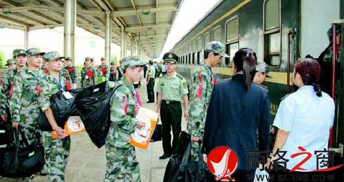 八百一十名新兵，在商洛火車站踏上了前往軍營(yíng)的火車。