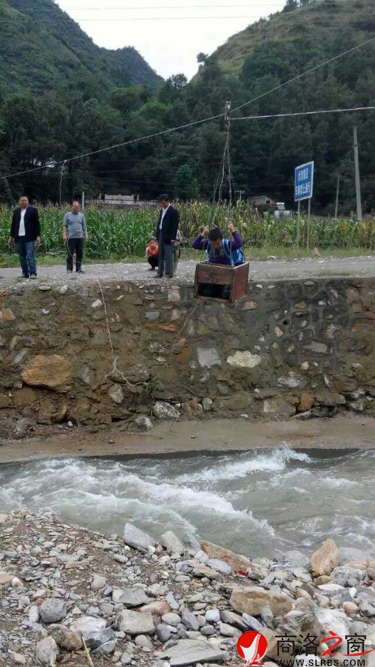 11日，北溝寺村4組的學(xué)生通過村民自制的滑索去上學(xué)。