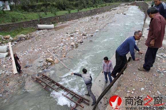 簡易滑索拆除后，村民把木梯子橫在河上過河上