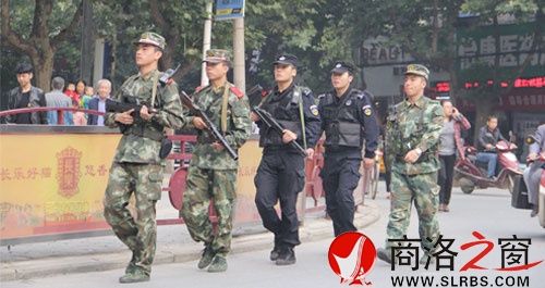 節(jié)日期間市、區(qū)公安機(jī)關(guān)和駐商武警開展武裝聯(lián)勤