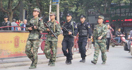 節(jié)日期間市、區(qū)公安機(jī)關(guān)和駐商武警開(kāi)展武裝聯(lián)勤