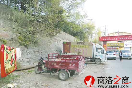 老城墻外是一個農貿市場，各種機動車常年停在墻根下。生活垃圾以及市民晾曬的被褥讓城墻周圍的環(huán)境顯得更為雜亂。