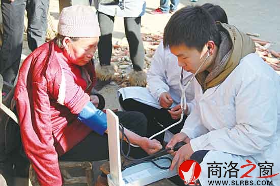 愛心社區(qū)人員幫老人量血壓