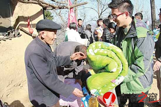 學生向老人贈送慰問品