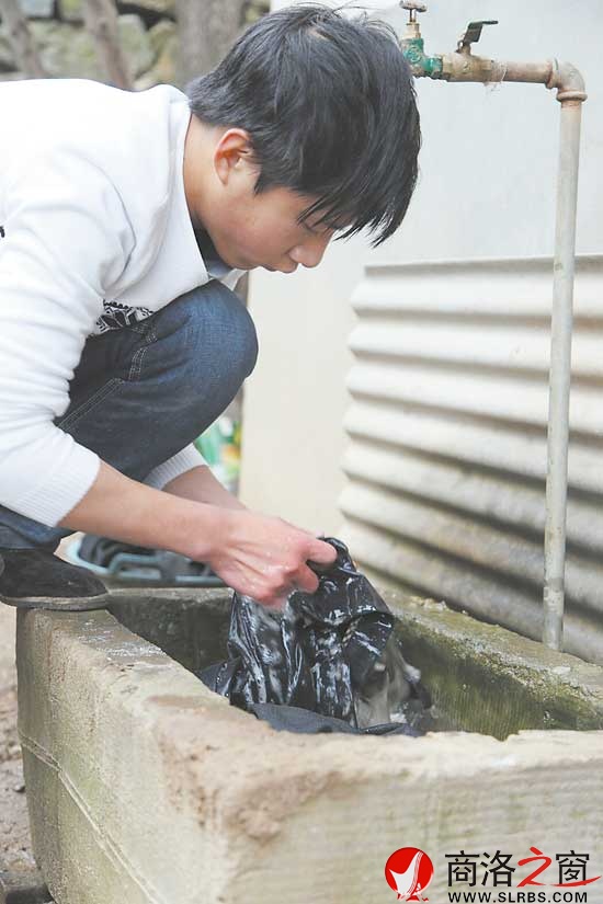 美鋼在刺骨的寒風(fēng)中為父母洗衣服