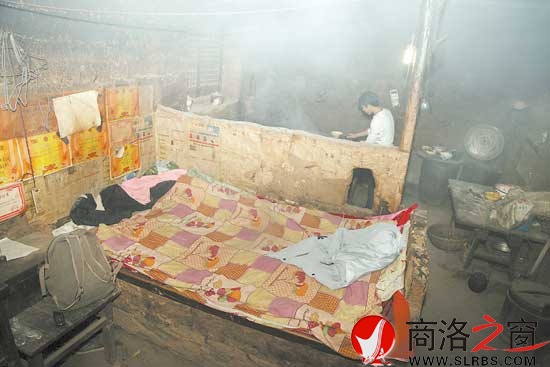 貧困的家里最顯眼的是墻上吳美鋼的獎(jiǎng)狀