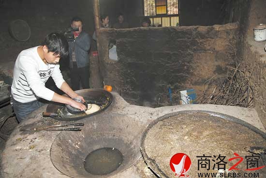 放下書包，美鋼就開始涮洗鍋碗