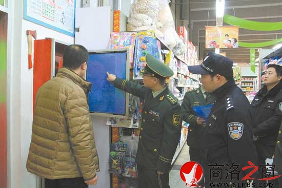 執(zhí)法人員在郵政超市進(jìn)行檢查