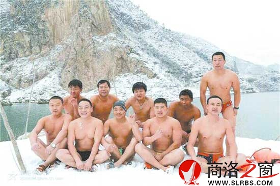 商洛市冬泳愛好者張暉、崔小東、孟丹平、魚鵬等參加冬泳后合影。