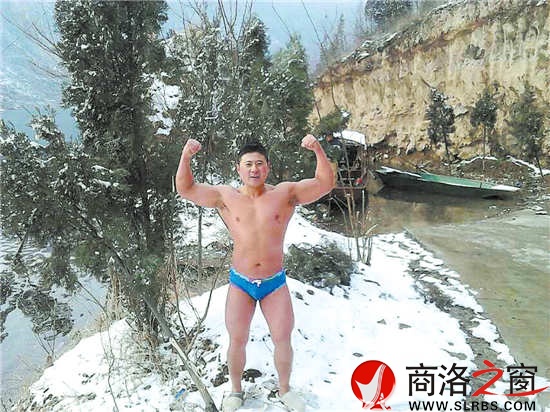 被譽(yù)為商洛冬泳隊(duì)形象代言人的張暉，上岸后不忘秀一下肌肉。