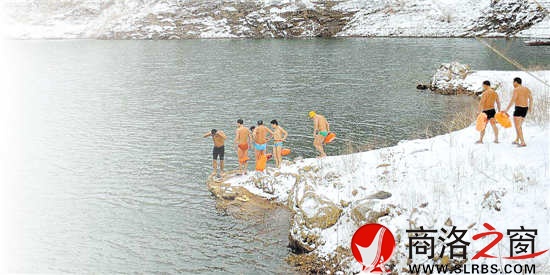 冬泳愛(ài)好者冒著嚴(yán)寒踩著積雪準(zhǔn)備下水游泳