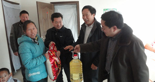 商洛日?qǐng)?bào)社慰問(wèn)包扶戶