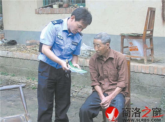 走村入戶宣傳法律知識(shí)